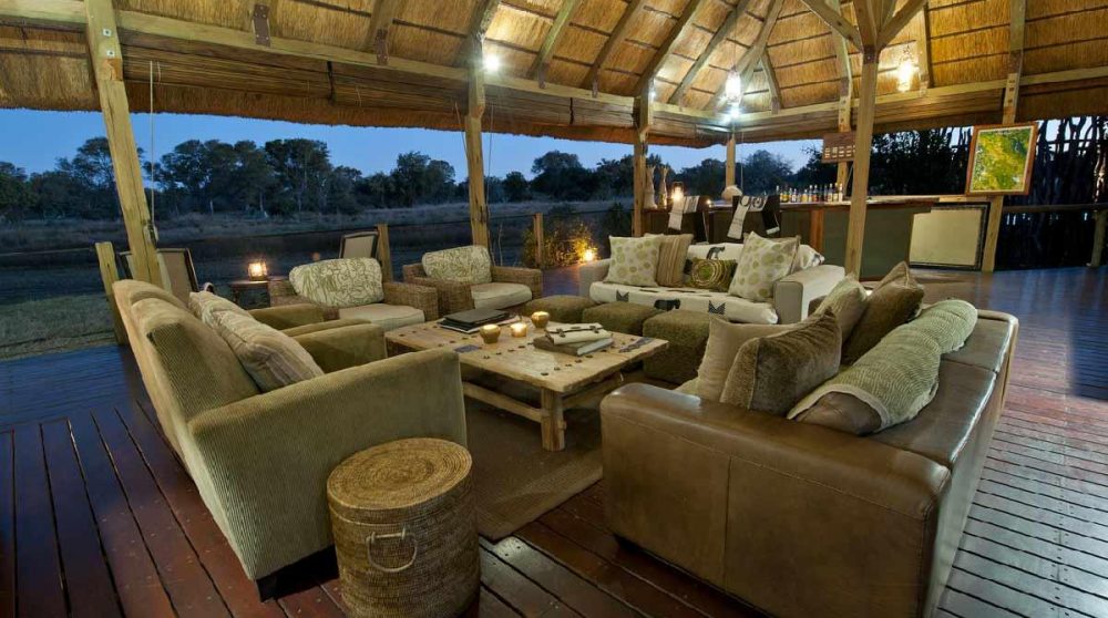 La nuit tombe sur le lounge au Botswana