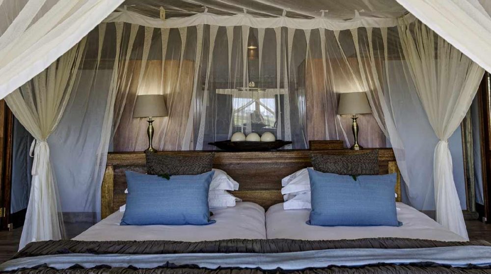 Le confortable lit de l'une des tentes