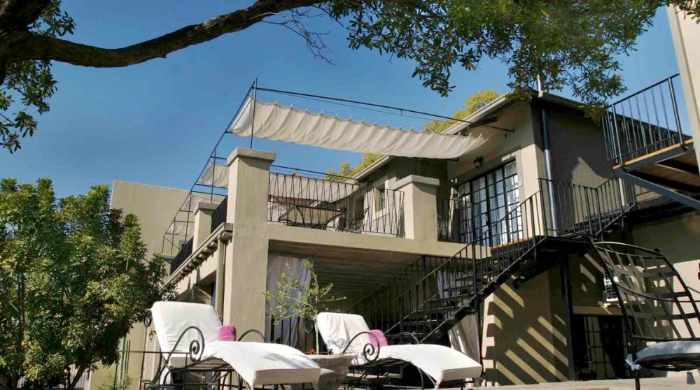 Chaises longues au bord de la piscine en Namibie