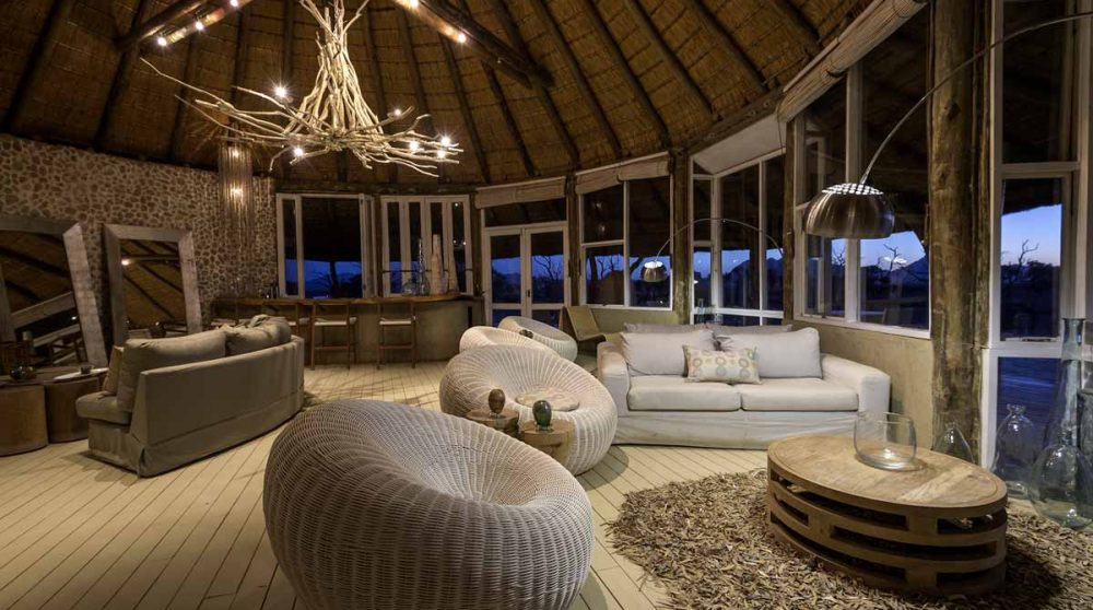 Vue nocturne du salon en Namibie