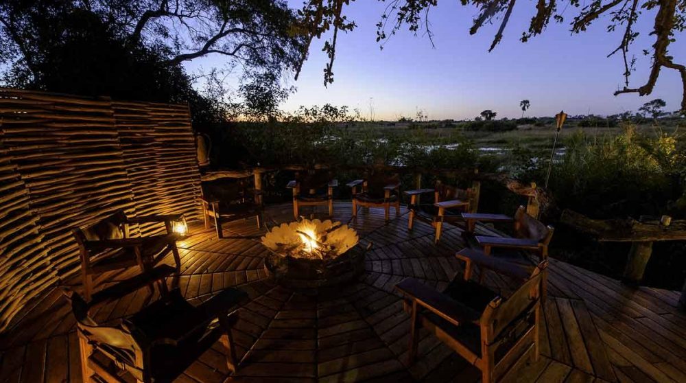 Au coin du feu près du boma au Botswana