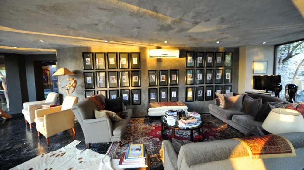 Un salon avec des tableaux