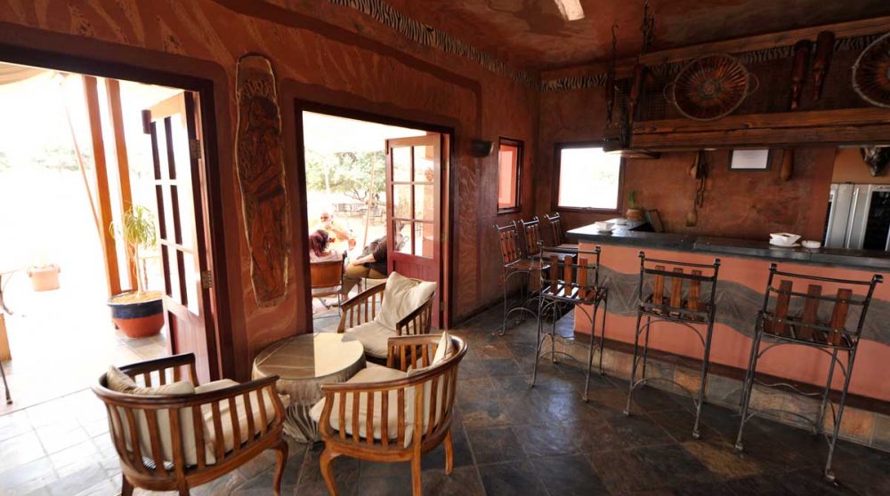 Autre vue du bar au lodge