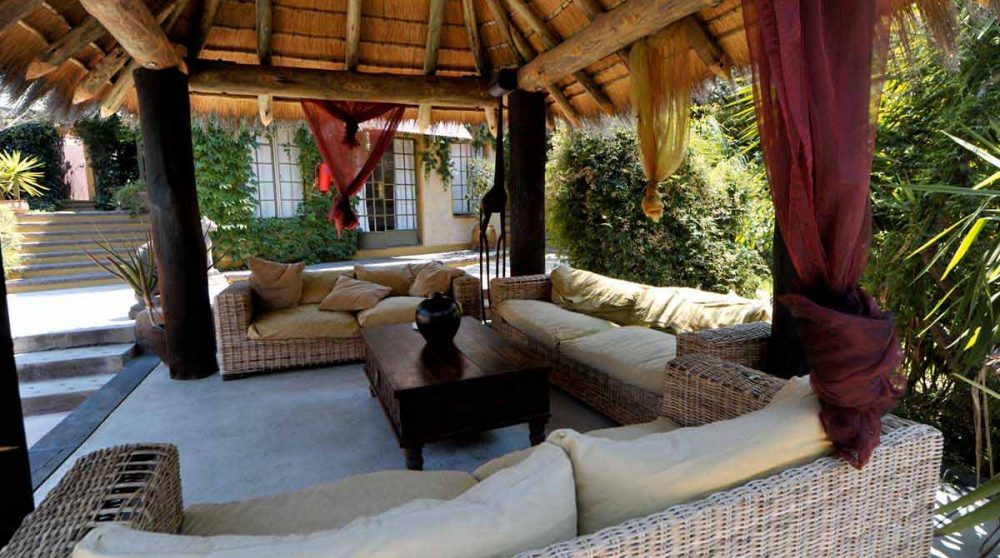 Coin détente près de la piscine