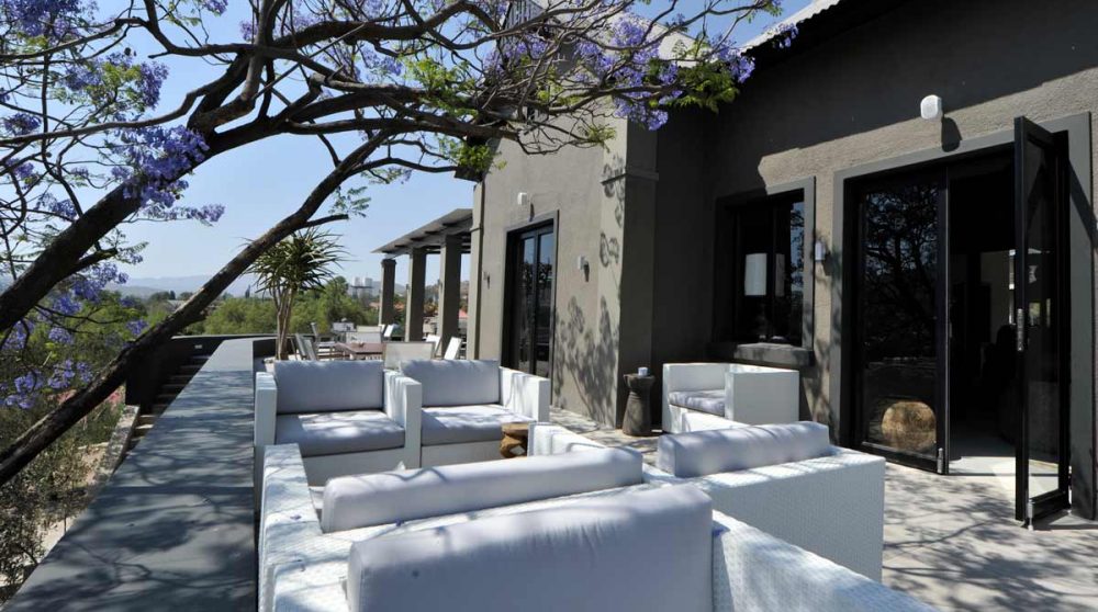 Canapés et fauteuils sur la terrasse