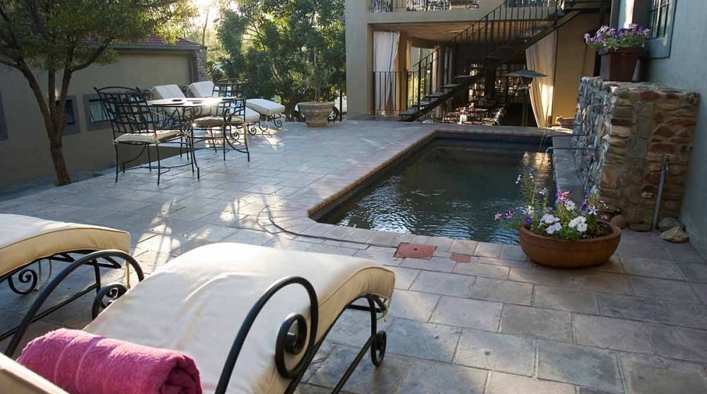 Détente au bord de la piscine