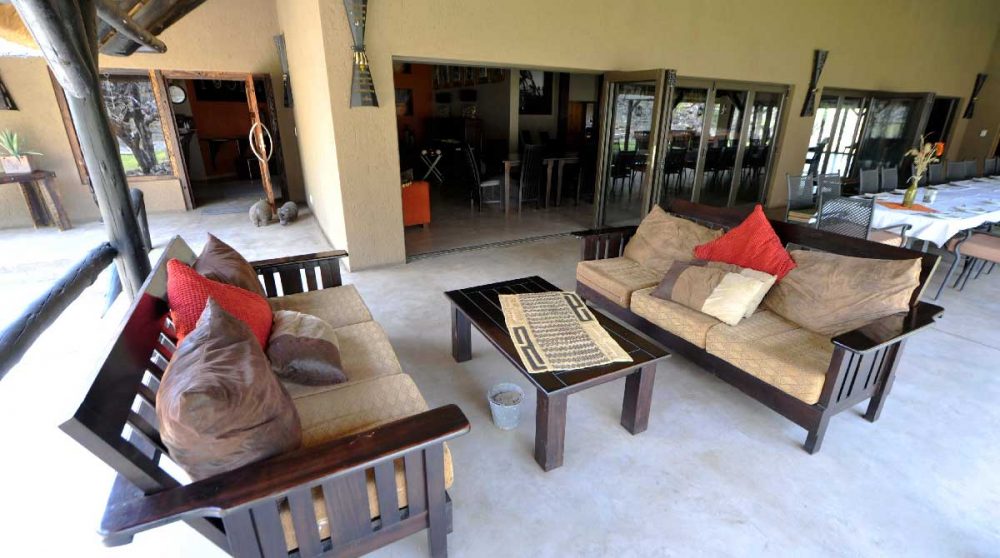 Fauteuils sur la terrasse