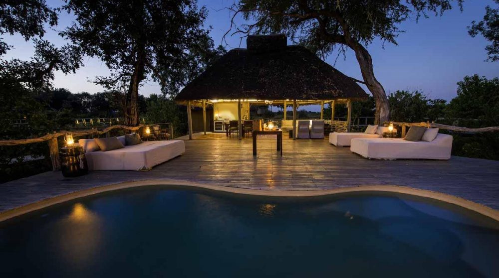 Espace détente près de la pisicne