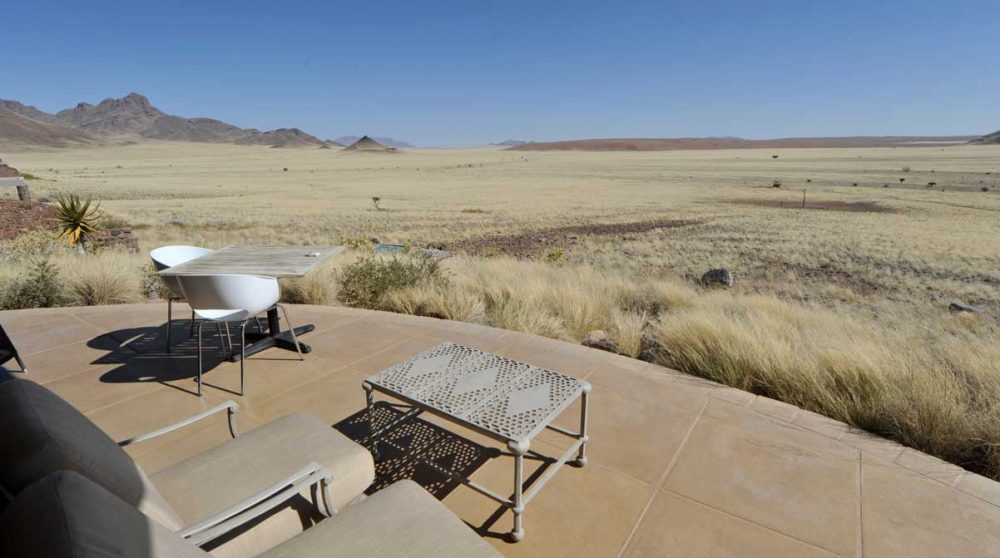 Chaises longues sur la terrasse en Namibie