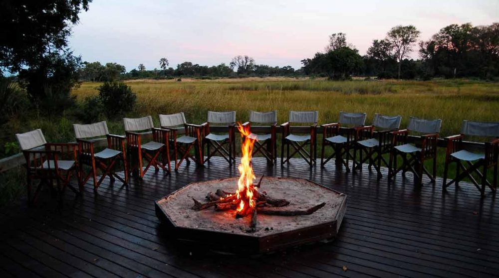 Feu de camp à la tombée de la nuit dans le Delta de l'Okavango