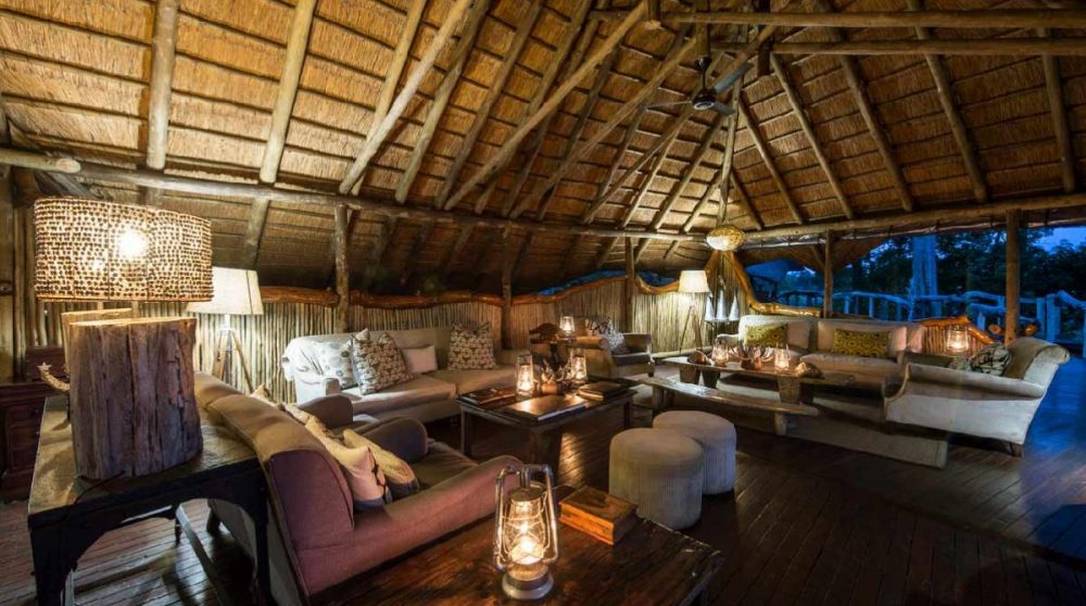 Le lounge à la tombée de la nuit dans le Delta de l'Okavango
