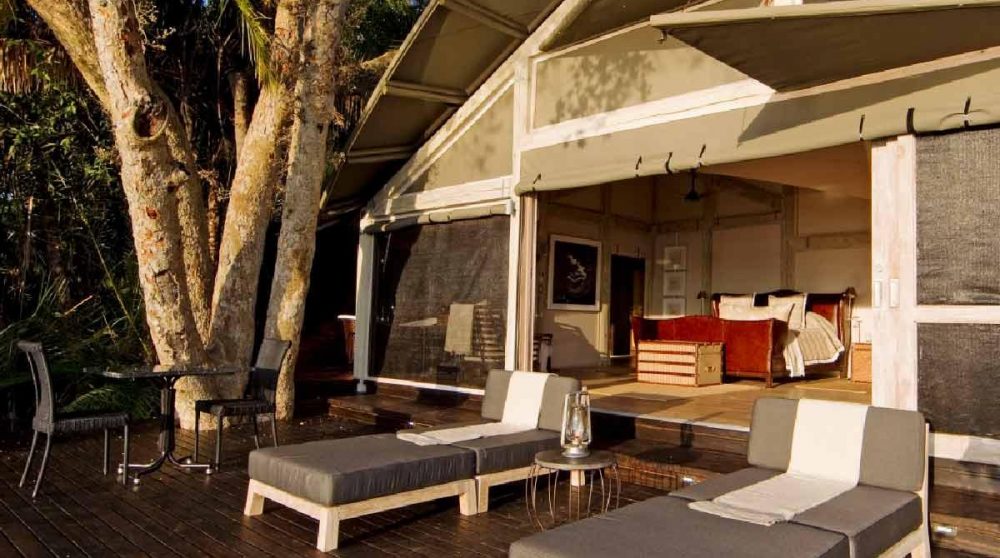 Chaises longues pour se reposer devant une tente