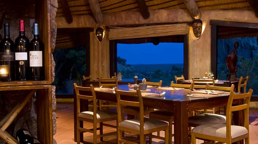 Une table et du vin au restaurant dans le plateau central