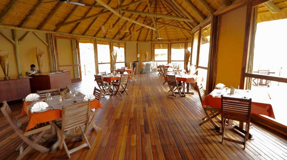 Tables pour déjeuner au restaurant dans le désert du Namib
