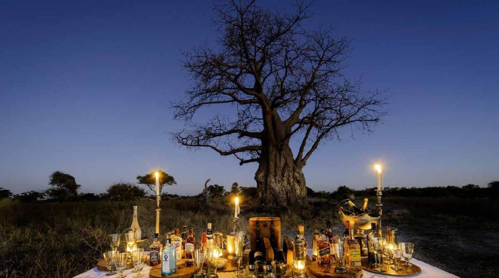 L'apéritif à la lueur des bougies dans le Delta de l'Okavango