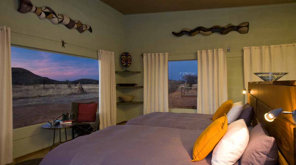 Une chambre Twin standard ouverte sur la nature