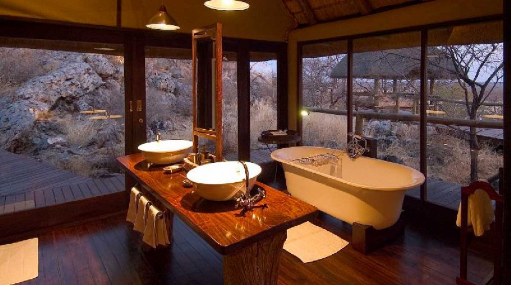 La salle de bains avec sa baignoire