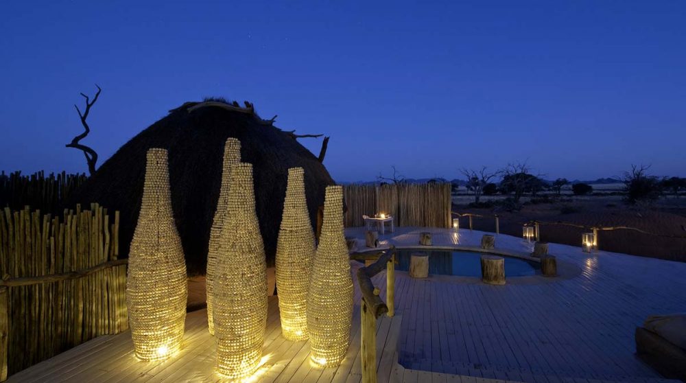 La piscine éclairée de nuit