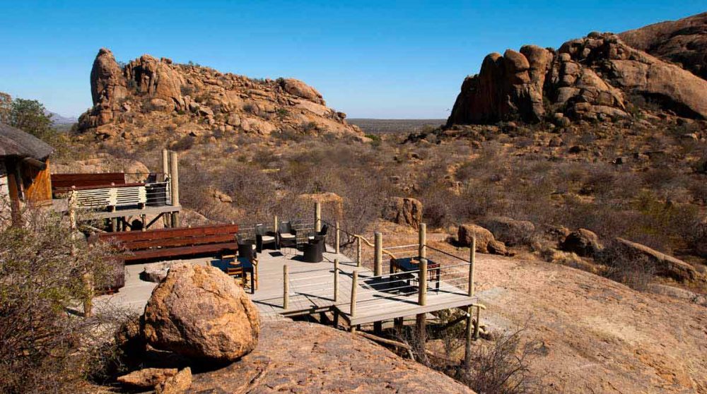 La terrasse à l'Erongo Wilderness Lodge