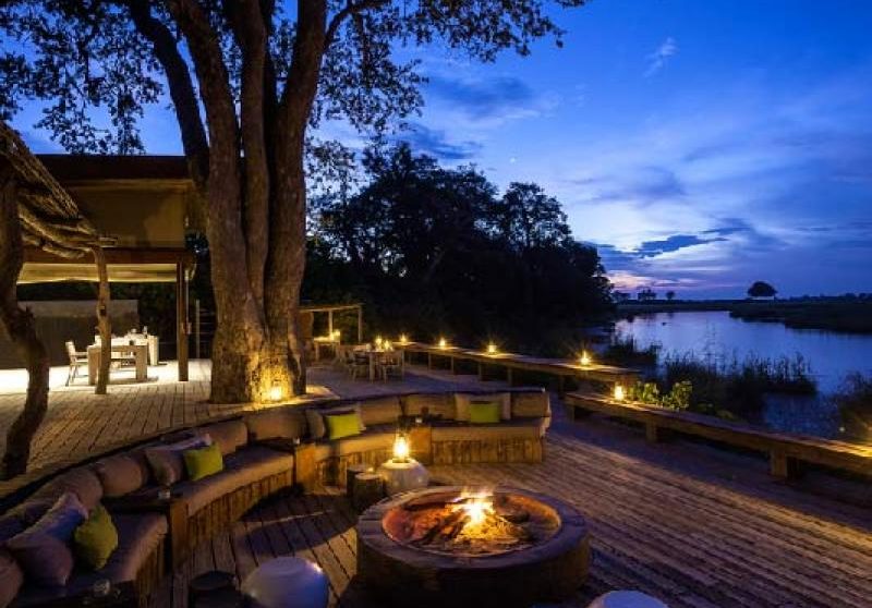 Feu de camp à la tombée de la nuit au Kings Pool camp