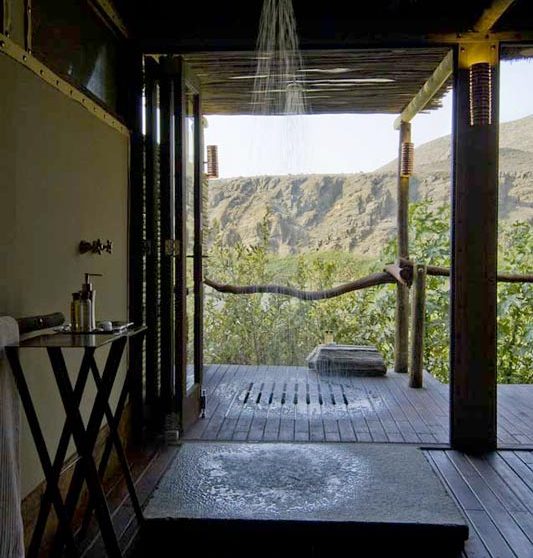 Douche extérieure au Serra Cafema