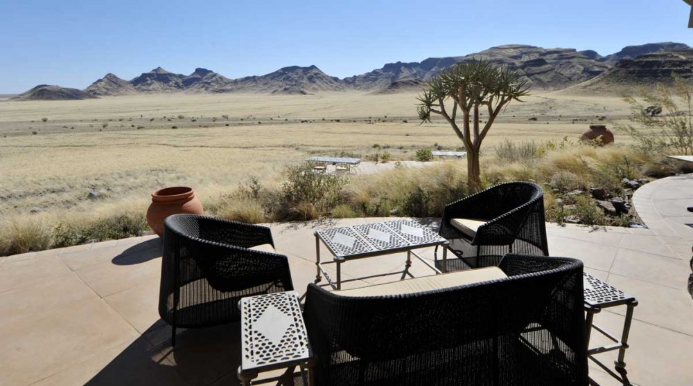 Tables et fauteuils à l'extérieur à Namib