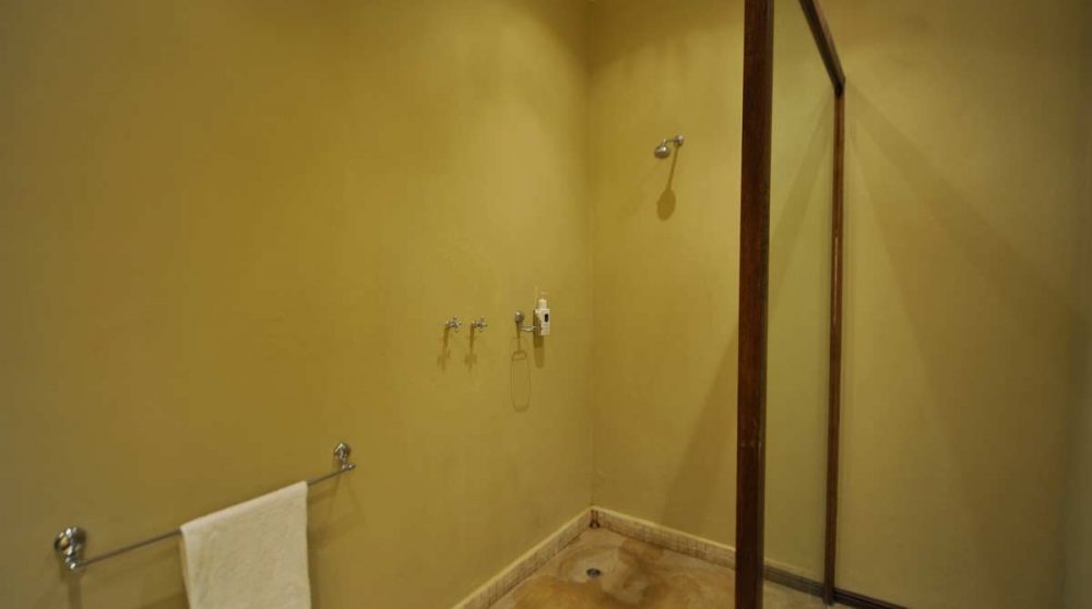 Une douche dans une salle de bains en Namibie