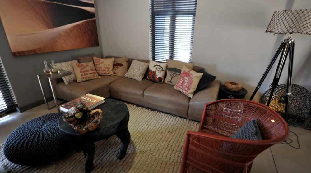Canapé et fauteuil dans une chambre en Namibie