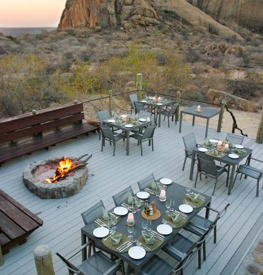 Dîner à l'extérieur avec un feu en Namibie