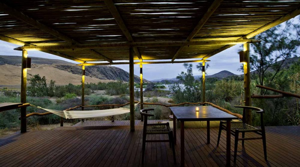 Terrasse avec vue sur la rivière en Namibie