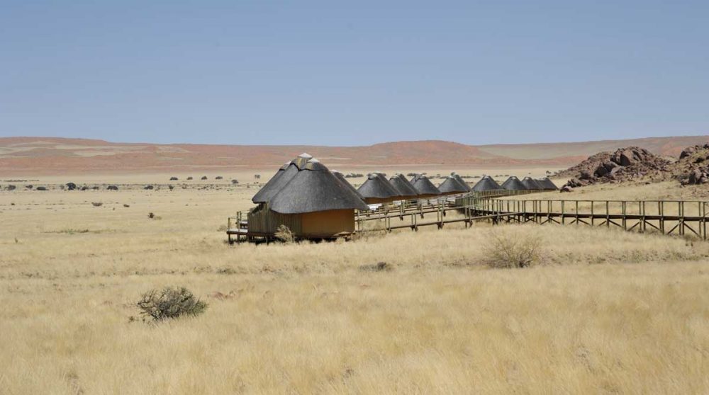 Un lodge vue de loin dans la nature en Namibie