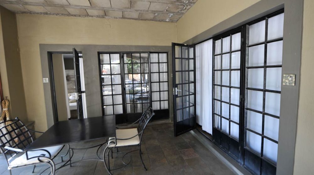 Terrasse devant une chambre standard en Namibie