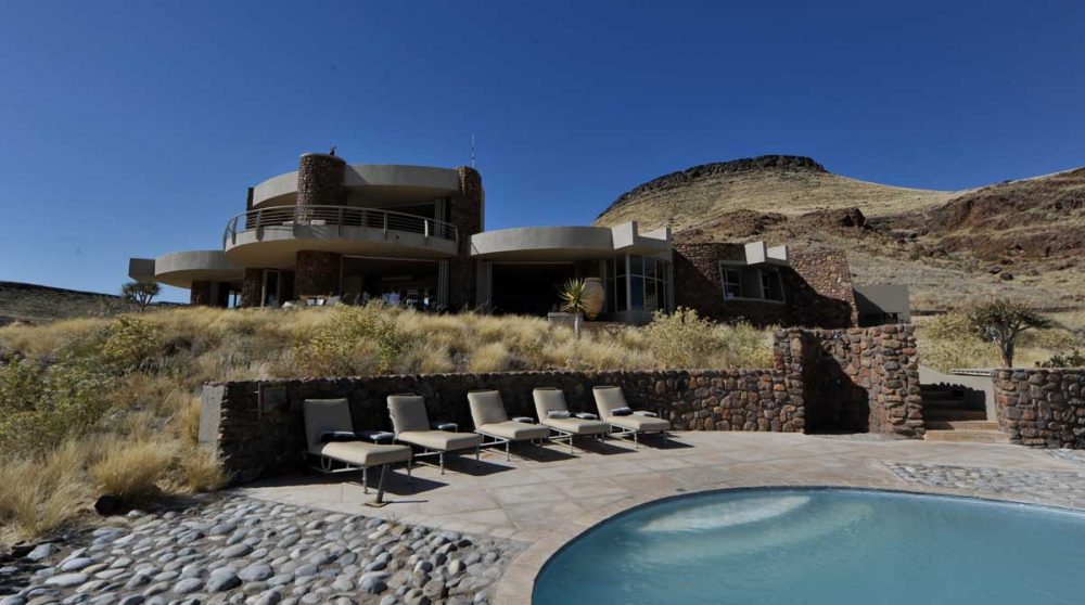 La piscine avec le lodge derrière