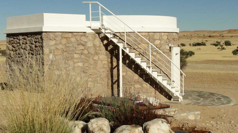 L'escalier qui permet d'accéder à la terrasse sur le toit