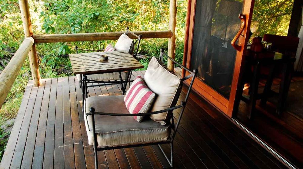 Une terrasse devant une tente