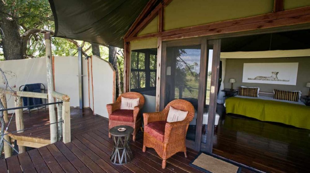 A l'entrée de l'une des tentes