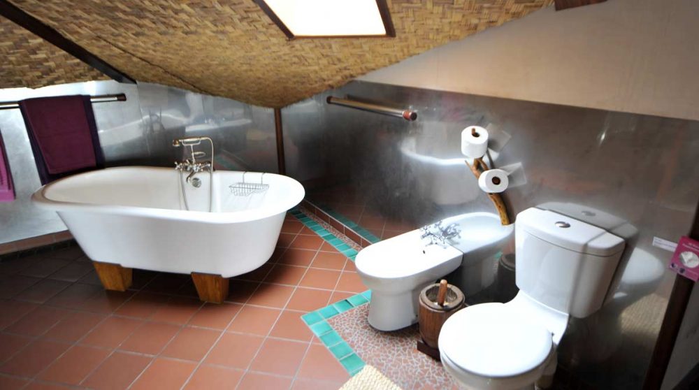 Une salle de bains avec baignoire