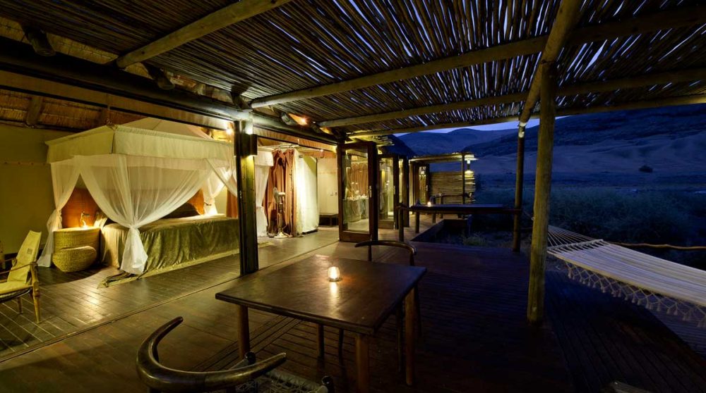 Une chambre éclairée la nuit