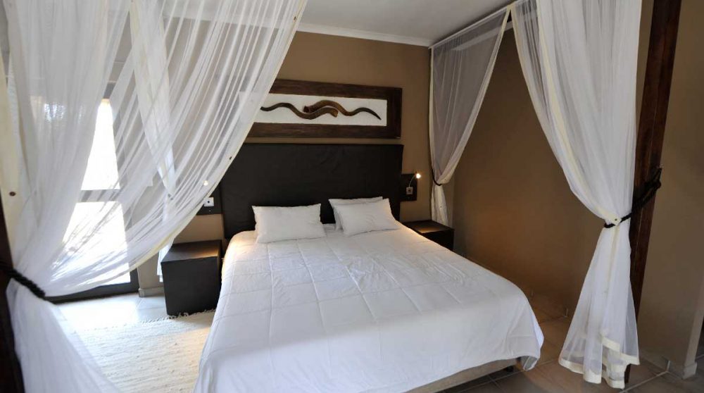 Le lit dans la chambre