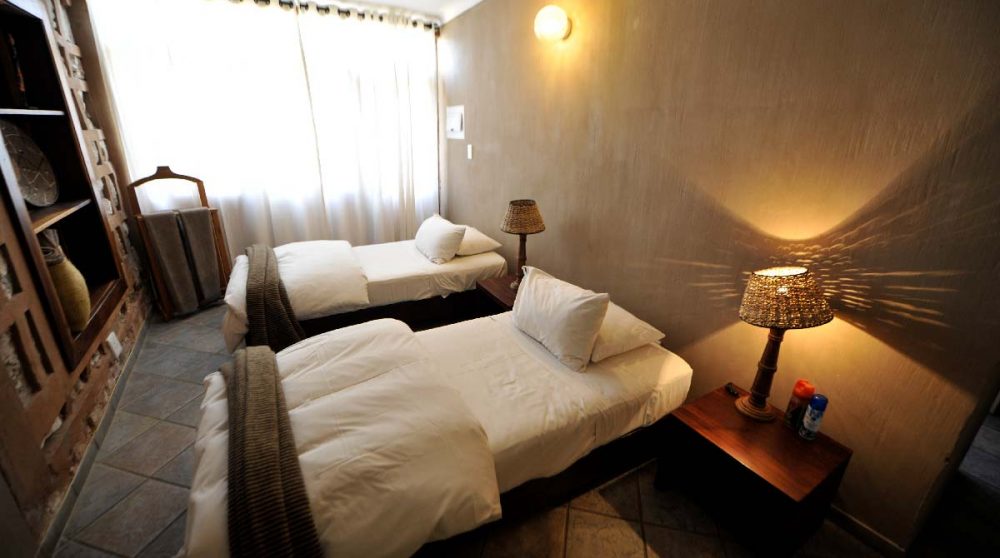 Lits simples dans une chambre à Etosha