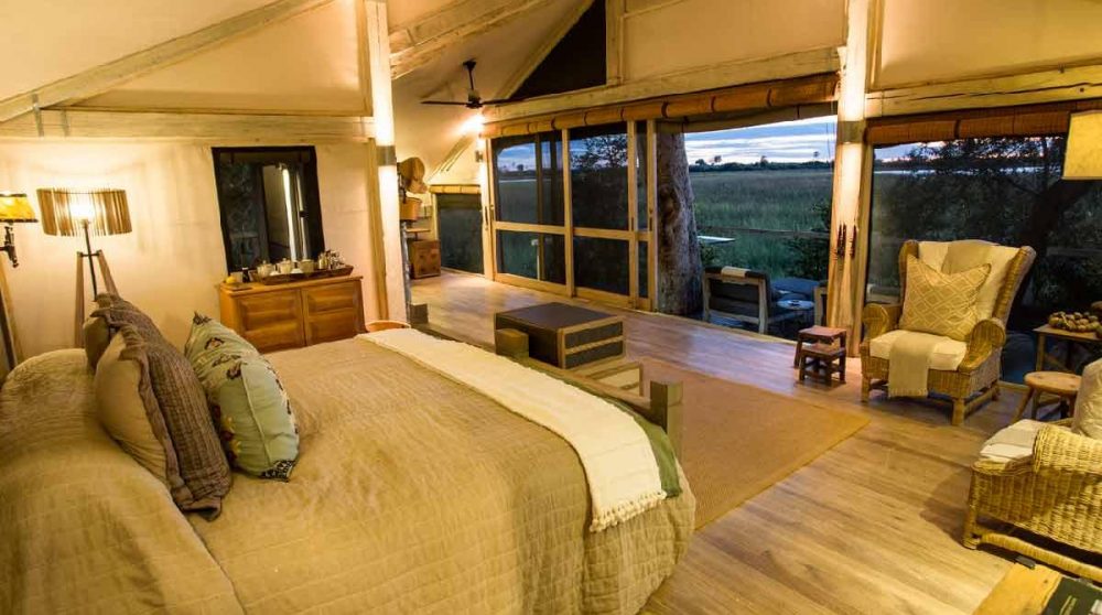 La tente éclairée la nuit dans le Delta de l'Okavango