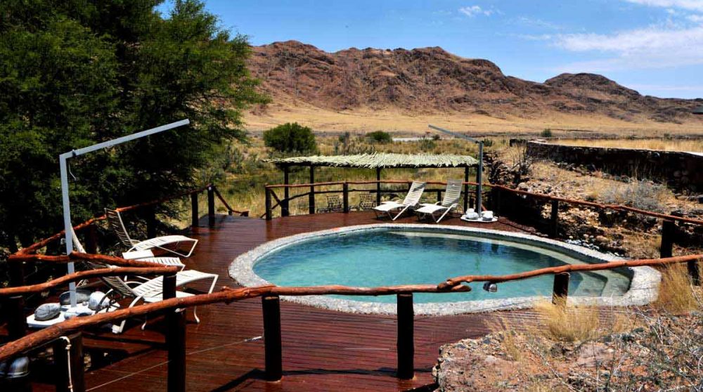 Autre vue de la piscine dans le désert du Namib