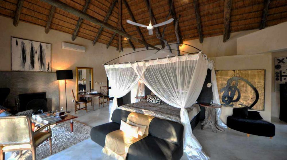 Une chambre avec lit à baldaquin