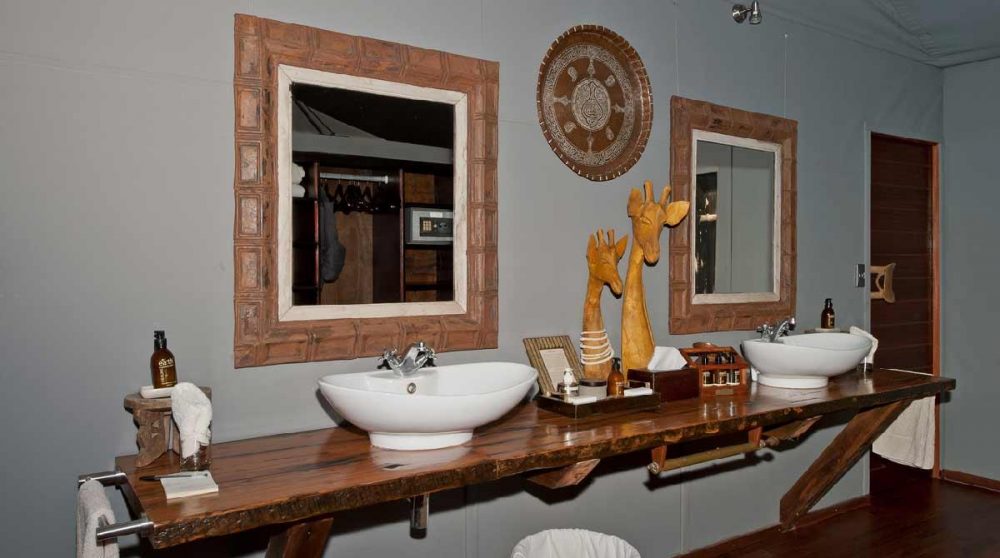 L'une des salles de bains dans le Delta de l'Okavango