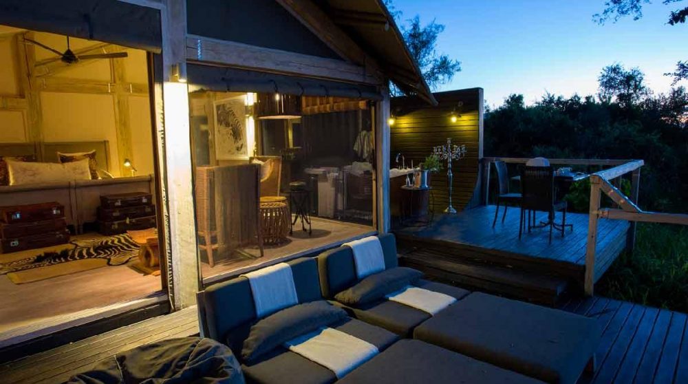 Vue nocturne d'une tente de l'Abu Camp