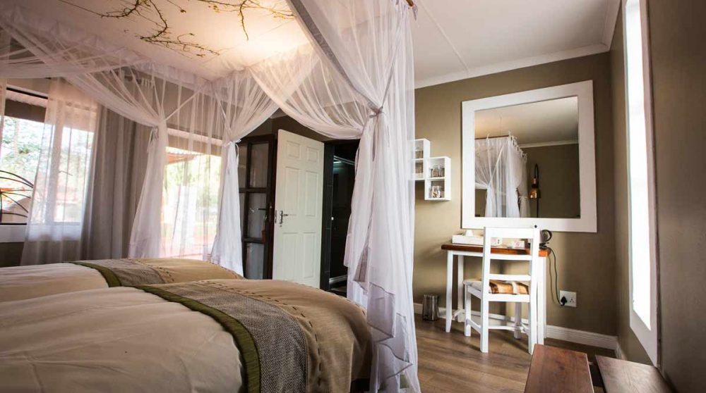 Lit dans une chambre standard de l'Anib Lodge