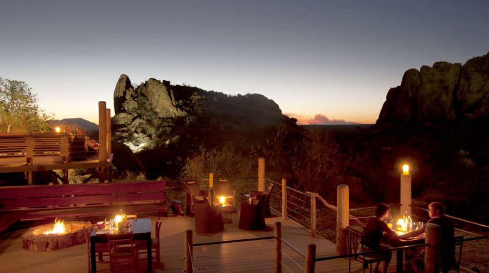 Vue nocturne de l'Erongo Wilderness Lodge