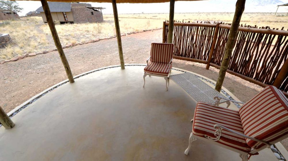 Terrasse d'une chambre du Hoodia Desert Lodge