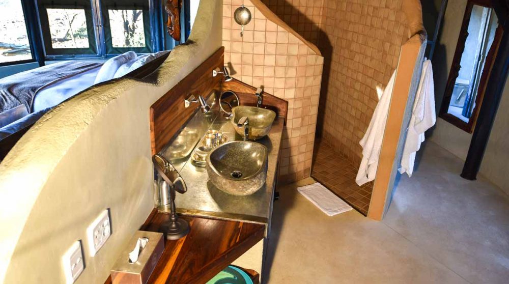 Double vasque et douche à l'Okonjima Bush Camp