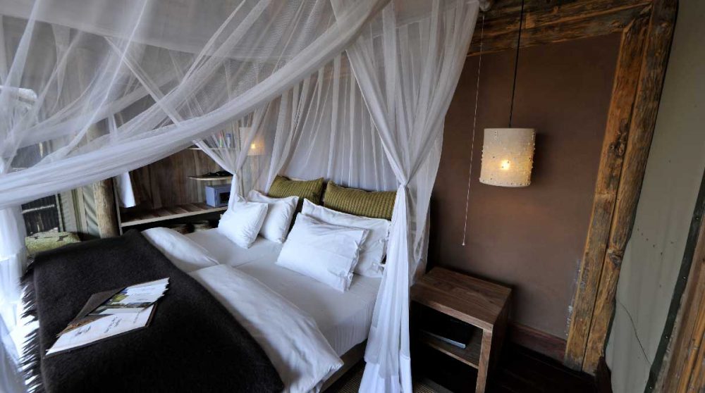 Une autre vue de la tente à l'Onguma Tree Top Camp